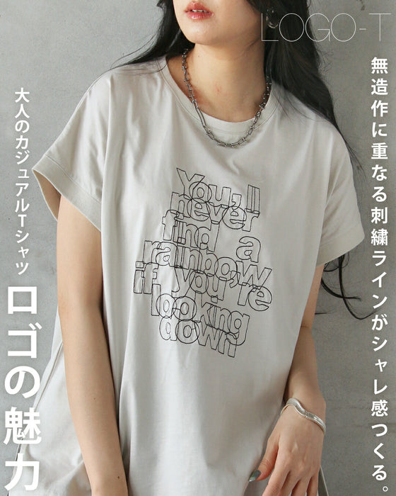 ロゴの魅力。無造作に重なる刺繍ラインがシャレ感つくる大人のカジュアルTシャツ