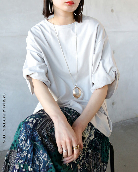 袖にひとひねりを効かした大人のカジュアルトップス