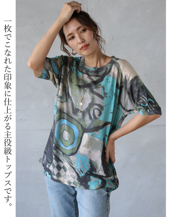 涼しさも、個性も、さらりと纏う。アート柄サマーニット