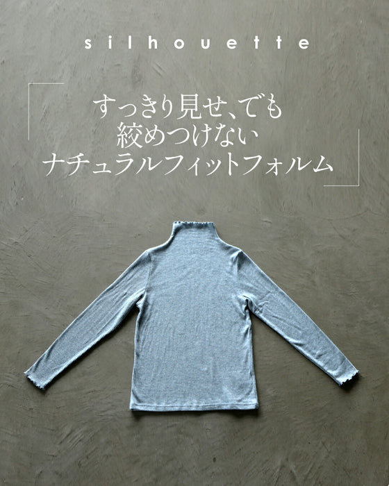 品よく煌めくメロウハイネックのラメトップス