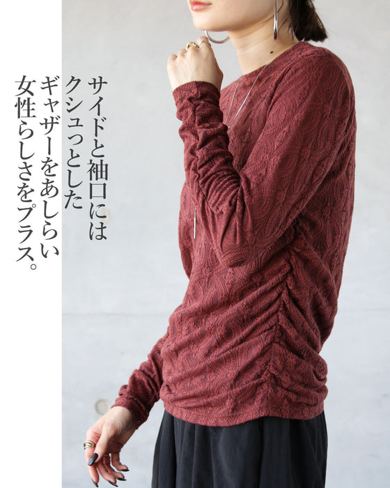 クシュっと、上品な表情をツクル立体柄トップス