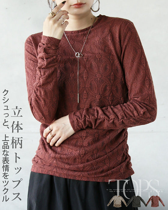 クシュっと、上品な表情をツクル立体柄トップス