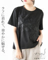 ラフに着れて、華やかに魅せる。花刺繍Tシャツ。