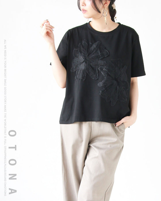 ラフに着れて、華やかに魅せる。花刺繍Tシャツ。
