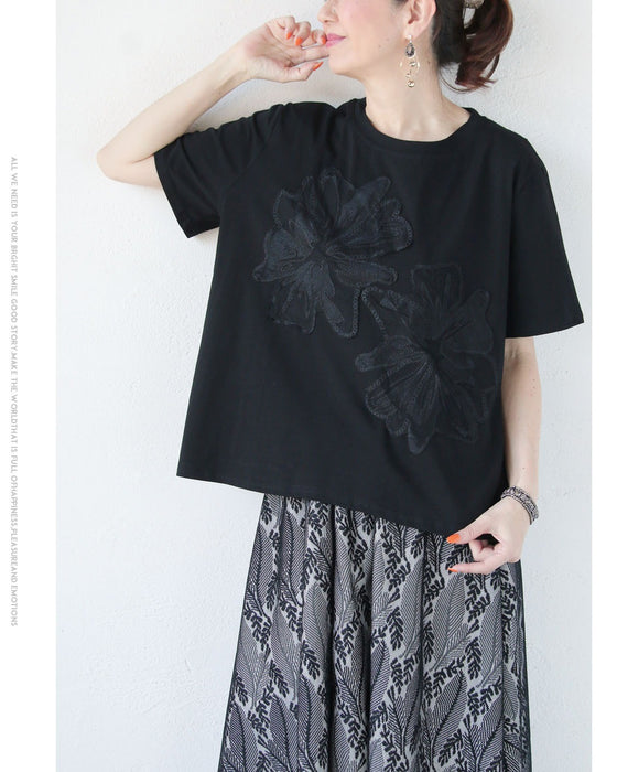 ラフに着れて、華やかに魅せる。花刺繍Tシャツ。