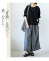 ただのTシャツにならないちょうどいい肌見せで抜け感つくる。