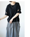 ただのTシャツにならないちょうどいい肌見せで抜け感つくる。
