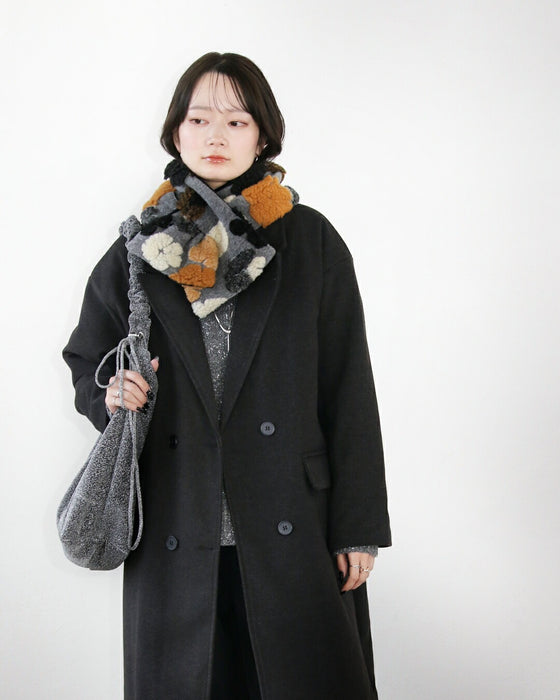 巻くだけで顔まわり華やぐ 大人可愛いボアマフラー