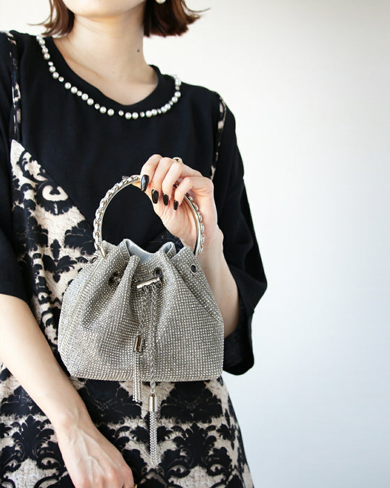 手元に添えるだけで上品な煌めきと華やぎをくれる ジュエリーバッグ