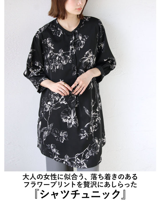 上品な抜け感をツクル シックな花柄チュニックシャツ。