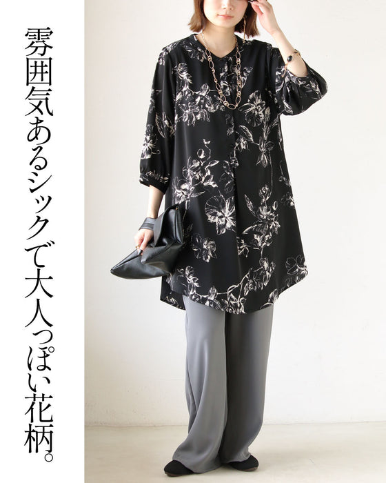 上品な抜け感をツクル シックな花柄チュニックシャツ。