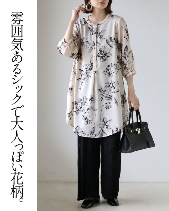 上品な抜け感をツクル シックな花柄チュニックシャツ。