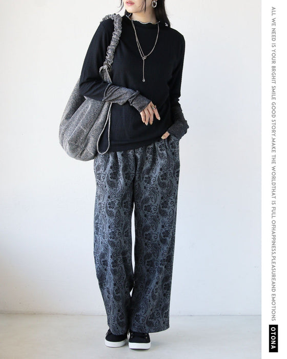 モードな華やぎと快適さを両立。大人のためのペイズリーパンツ