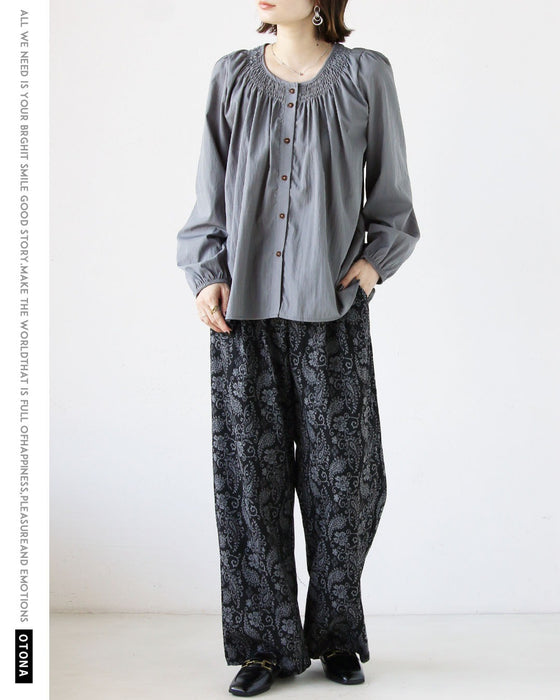 モードな華やぎと快適さを両立。大人のためのペイズリーパンツ