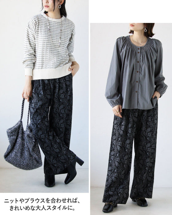 モードな華やぎと快適さを両立。大人のためのペイズリーパンツ