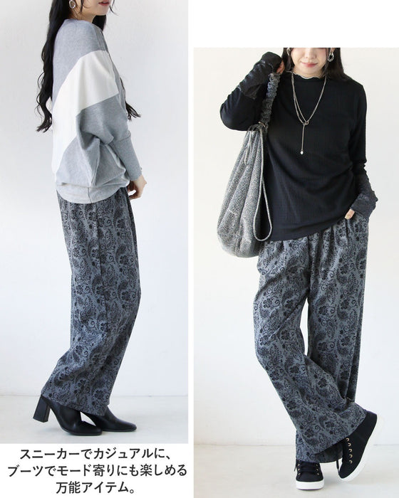 モードな華やぎと快適さを両立。大人のためのペイズリーパンツ