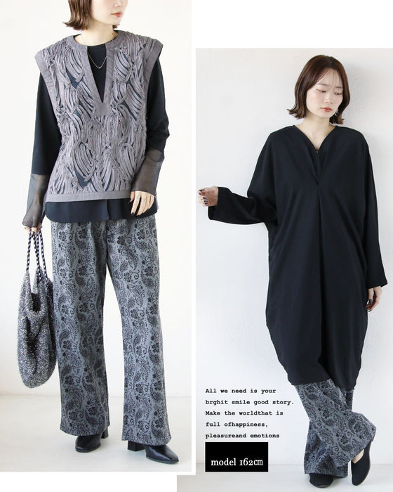 モードな華やぎと快適さを両立。大人のためのペイズリーパンツ