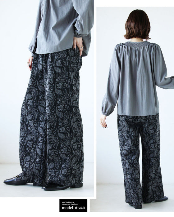 モードな華やぎと快適さを両立。大人のためのペイズリーパンツ
