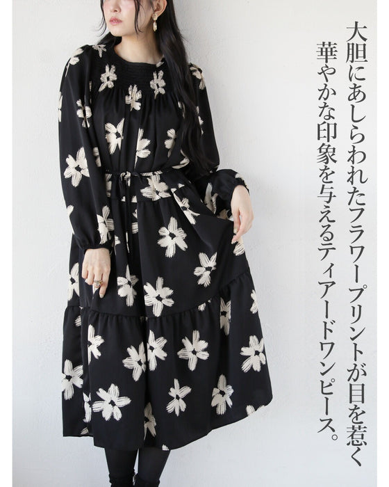 アートタッチで華やぐ。花柄ティアードワンピース