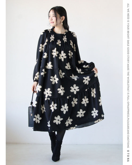 アートタッチで華やぐ。花柄ティアードワンピース
