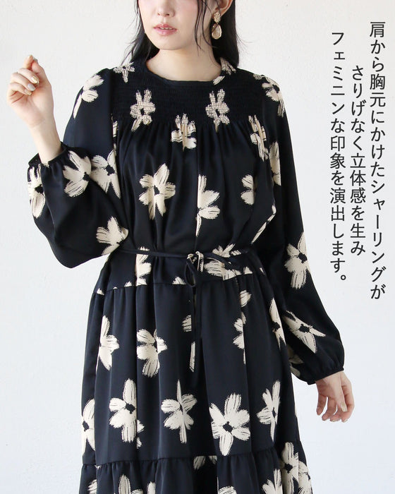 アートタッチで華やぐ。花柄ティアードワンピース