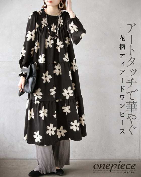 アートタッチで華やぐ。花柄ティアードワンピース