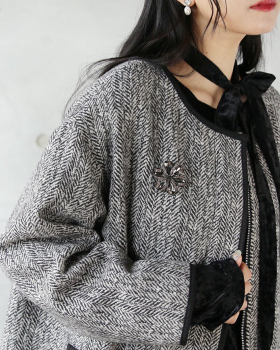 可憐さと気品を添える ビジューブローチ