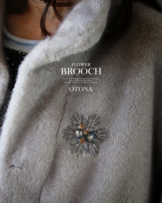 装いに、ひとさじのラグジュアリー ビジューブローチ