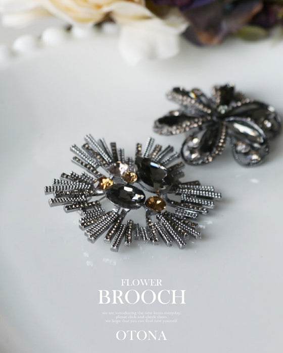 装いに、ひとさじのラグジュアリー ビジューブローチ