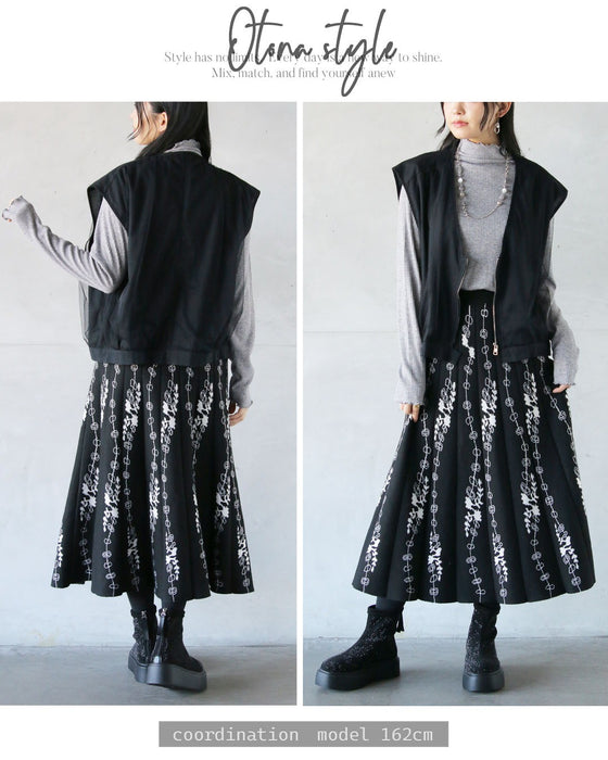 華やかさと品を纏う アート柄ニットスカート