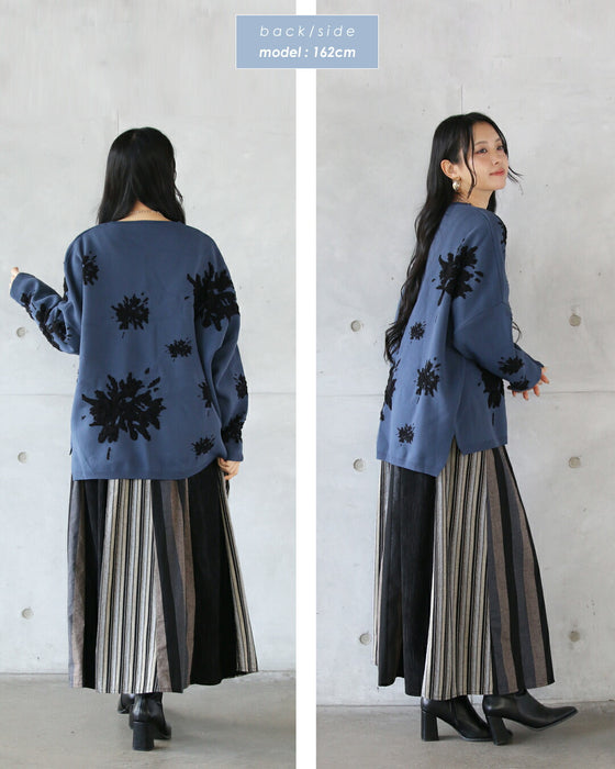 着るだけで華やぐ、モードな花 ゆったり軽やか大人ニット