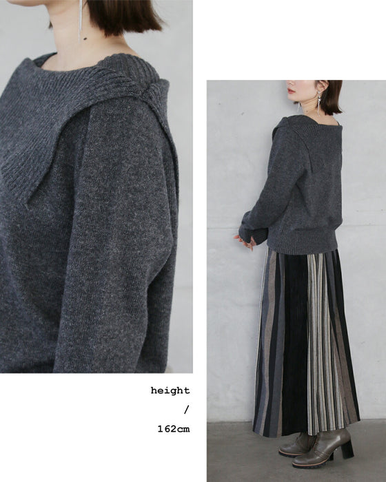 「抜け感」と「スッキリ見え」を叶える。変形スクエアネックニット