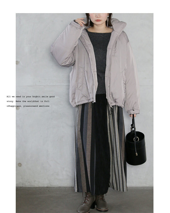 「抜け感」と「スッキリ見え」を叶える。変形スクエアネックニット