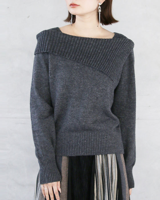 「抜け感」と「スッキリ見え」を叶える。変形スクエアネックニット