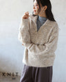ふわっと軽く、垢抜ける。V衿ミックスカラーニット
