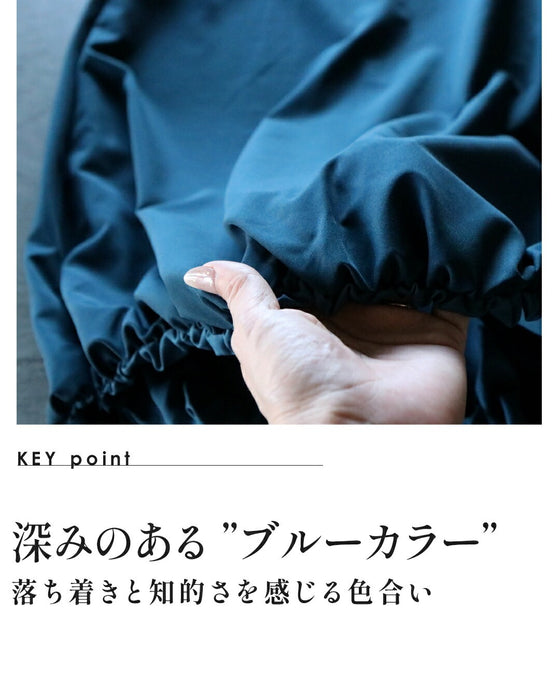 深みブルーが映える計算されたバルーンワンピース