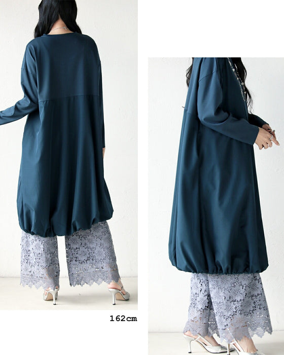 深みブルーが映える計算されたバルーンワンピース