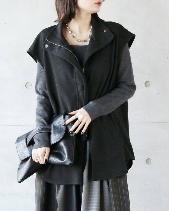 「足す」だけで、雰囲気が変わる。モードな大人ベスト