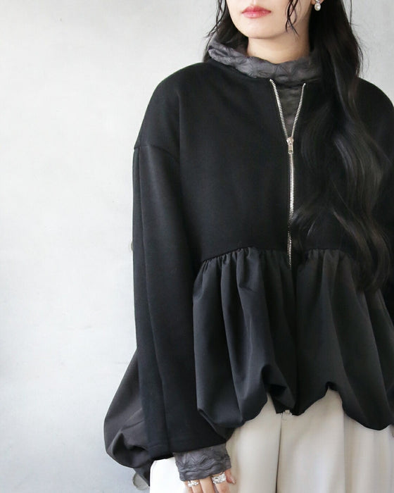 モードの中に大人の甘さ ペプラムバルーンでひとクセ可愛い軽アウター