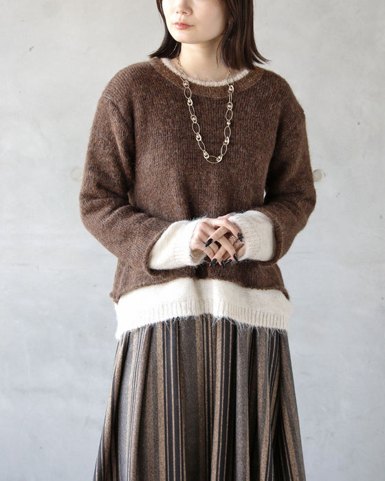 レイヤード見えが叶う、バイカラーニット