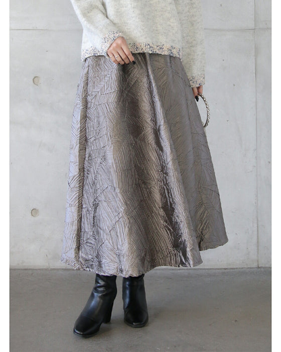穿くだけでモードに品良くキマル大人の立体柄シルバースカート