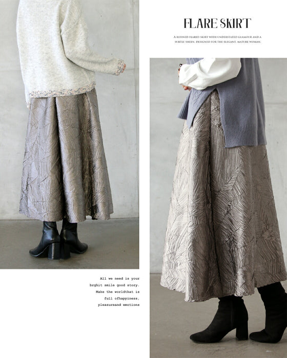 穿くだけでモードに品良くキマル大人の立体柄シルバースカート