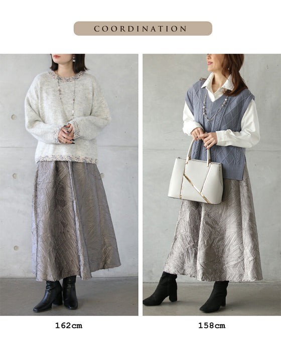 穿くだけでモードに品良くキマル大人の立体柄シルバースカート