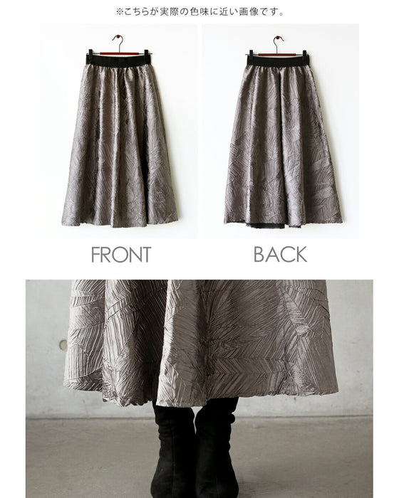穿くだけでモードに品良くキマル大人の立体柄シルバースカート
