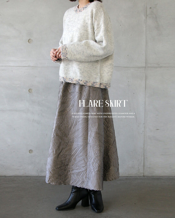 穿くだけでモードに品良くキマル大人の立体柄シルバースカート