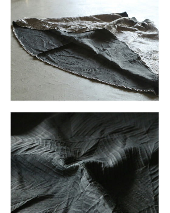 穿くだけでモードに品良くキマル大人の立体柄シルバースカート