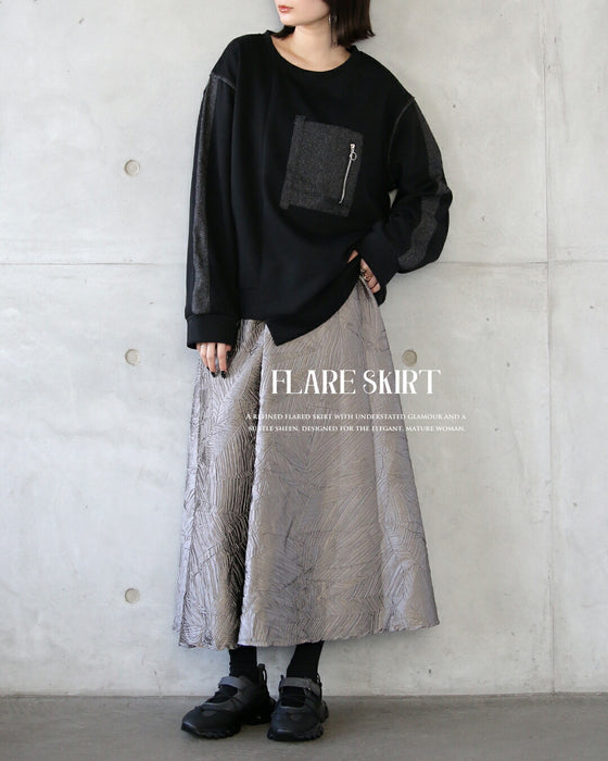 穿くだけでモードに品良くキマル大人の立体柄シルバースカート