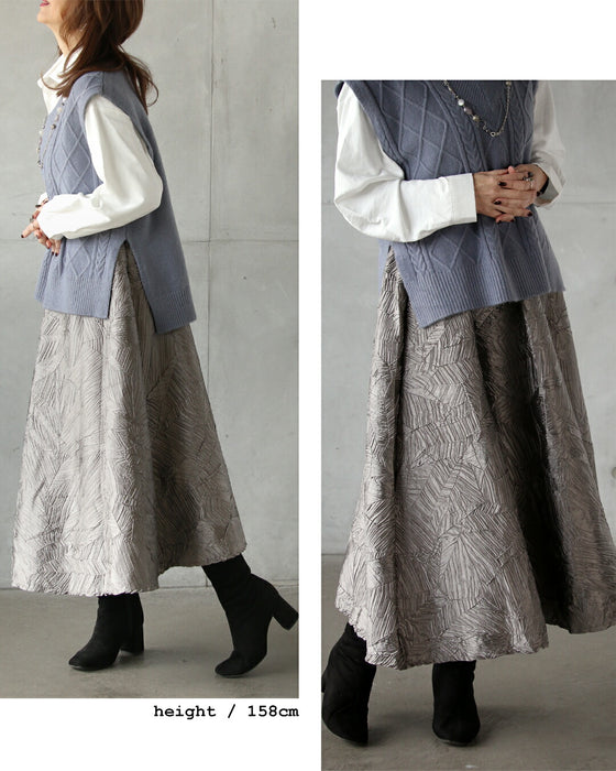 穿くだけでモードに品良くキマル大人の立体柄シルバースカート