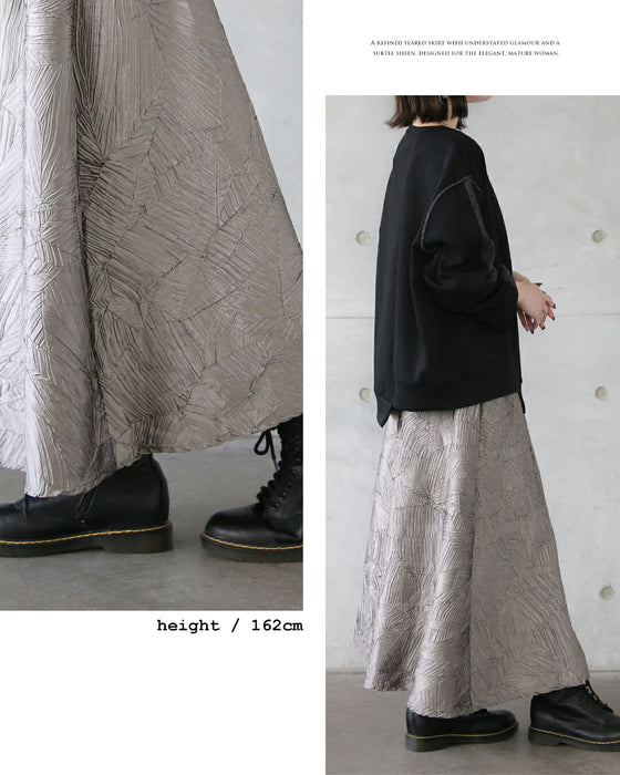 穿くだけでモードに品良くキマル大人の立体柄シルバースカート