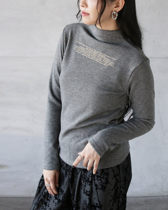 着た瞬間から、ぬくもりに包まれる やわもち裏起毛の大人ロゴトップス